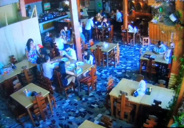 Câmera mostra momento em que garçom ataca vereador