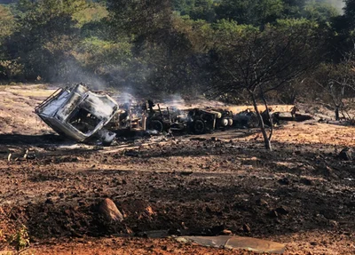 Caminhão-tanque ficou completamente destruído