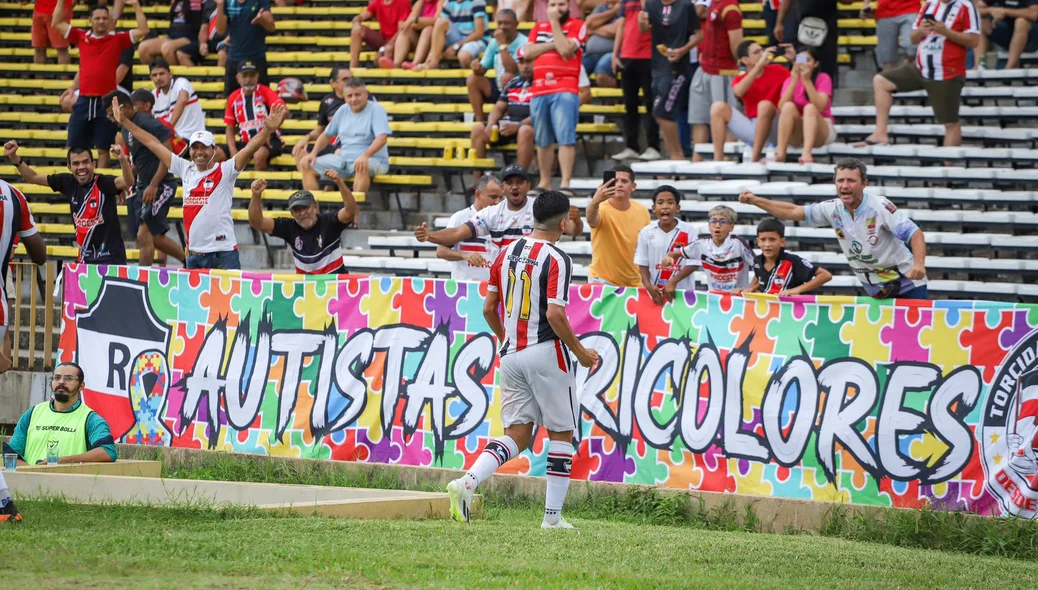 Felipe Pará foi comemorar com a galera