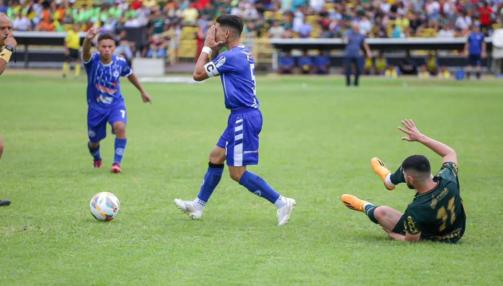 Capitão do Parnahyba inconformado com a falta marcada pela arbitragem