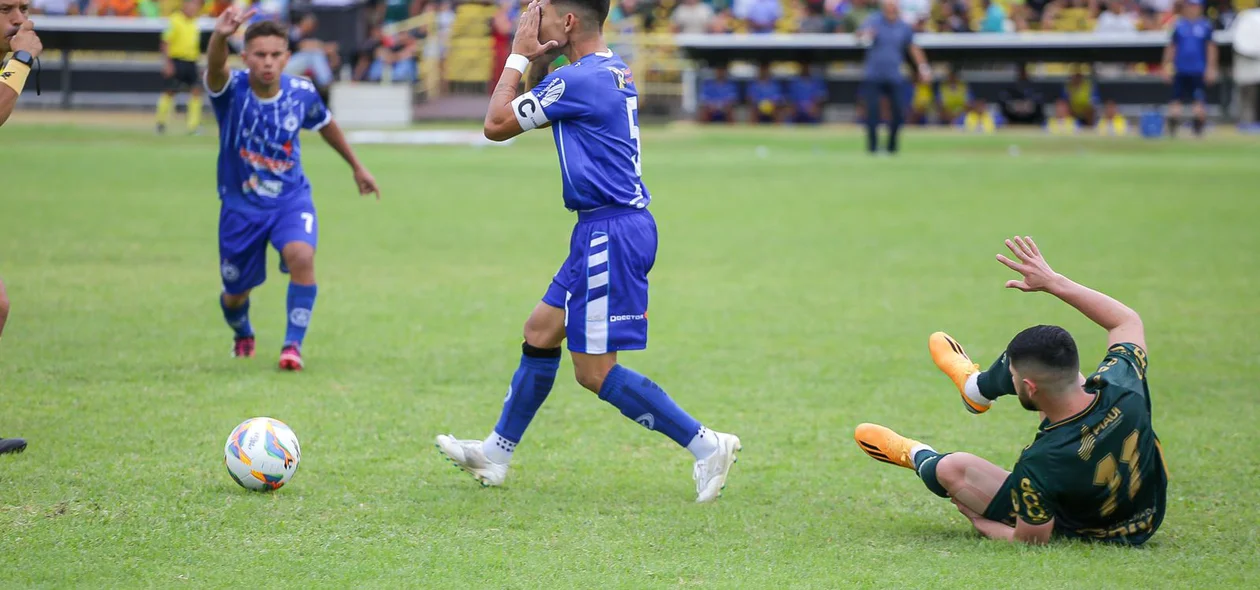 Capitão do Parnahyba inconformado com a falta marcada pela arbitragem
