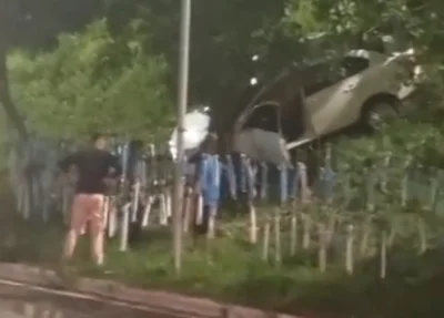 Carro fica presa em barranco próximo ao Viaduto do Promorar