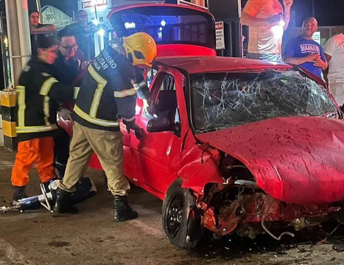 Carro ficou parcialmente destruído