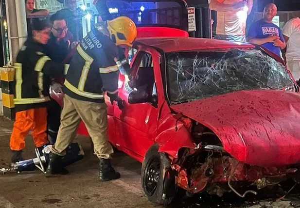Carro ficou parcialmente destruído