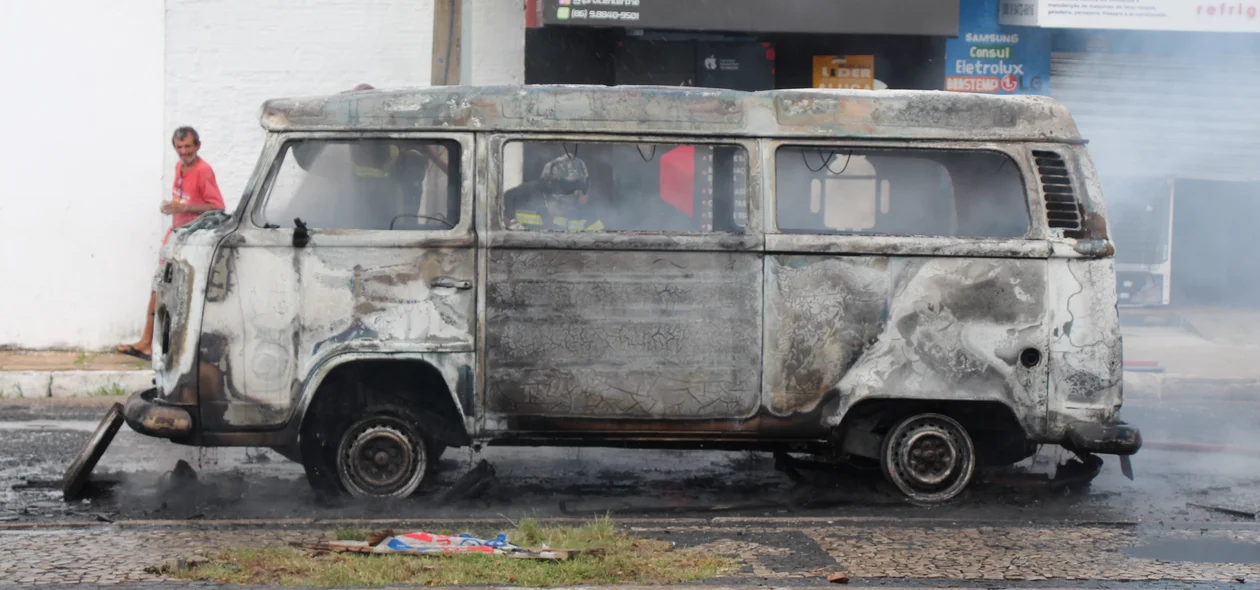 Carro que pegou fogo na Dom Severino após ação do corpo de bombeiros