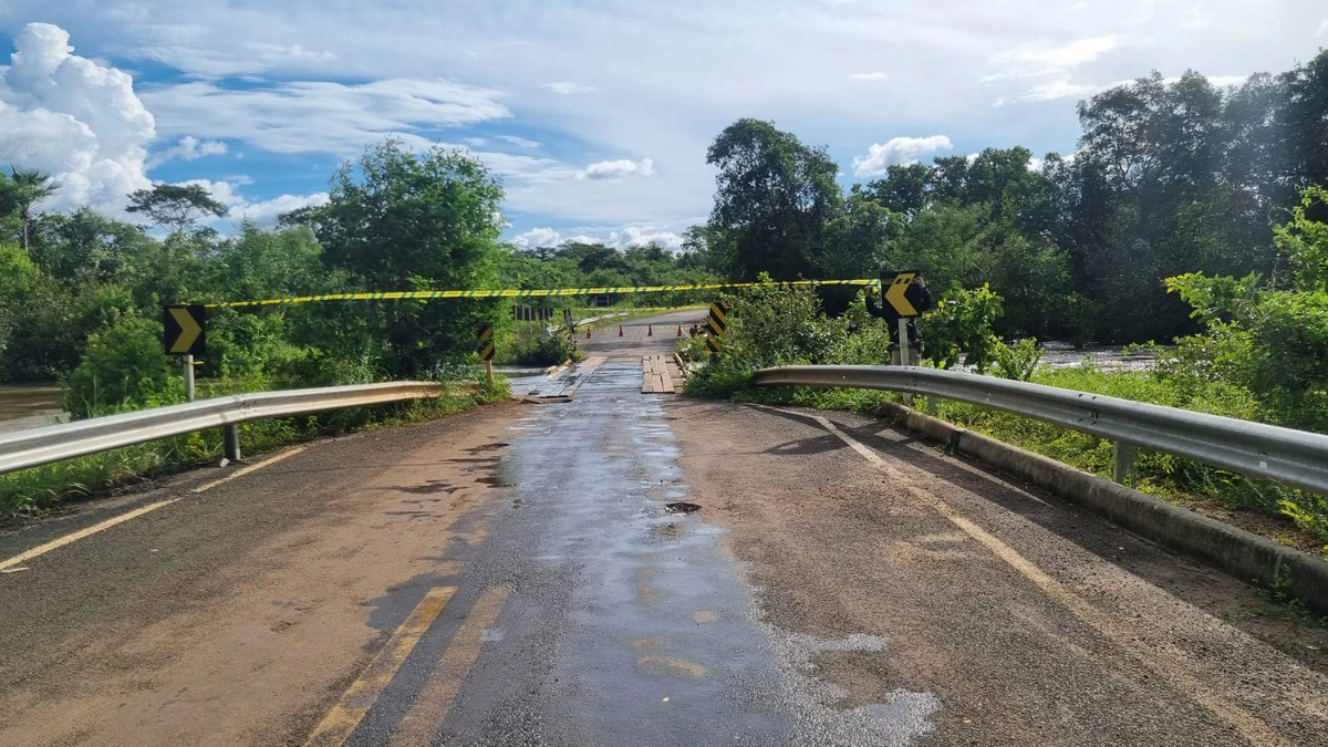 Cheia do Riacho da Caiçara interrompe tráfego de veículos na BR 222 entre Batalha e Piripiri