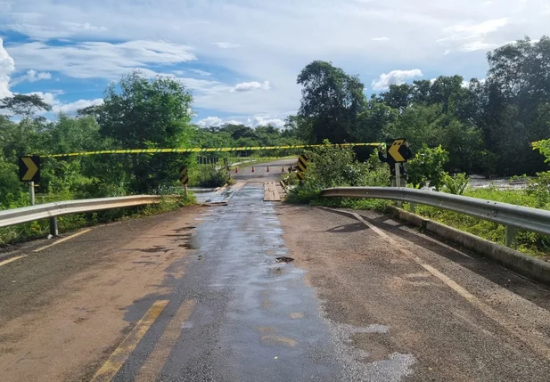 Cheia do Riacho da Caiçara interrompe tráfego de veículos na BR 222 entre Batalha e Piripiri