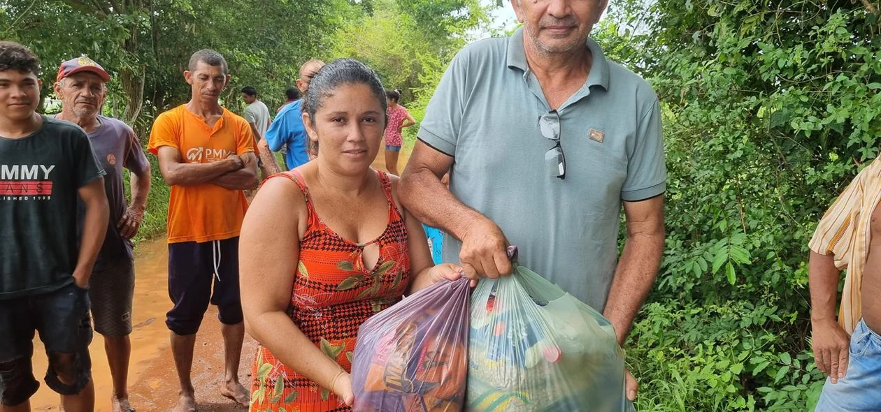Comunidade recebe cestas básicas em Joaquim Pires