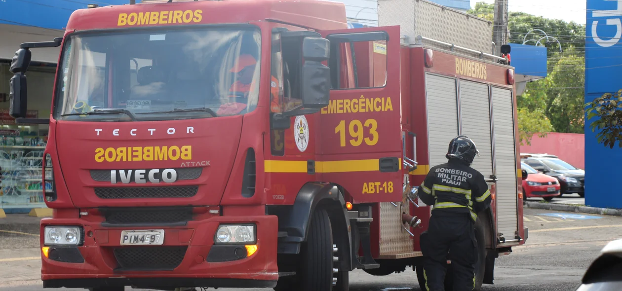 Corpo de bombeiros é acionado para conter chamas de carro que pegou fogo na Avenida Dom Severino