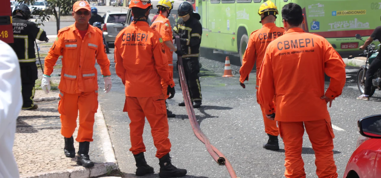 Corpo de bombeiros é acionado para conter chamas de kombi que pegou fogo na Dom Severino