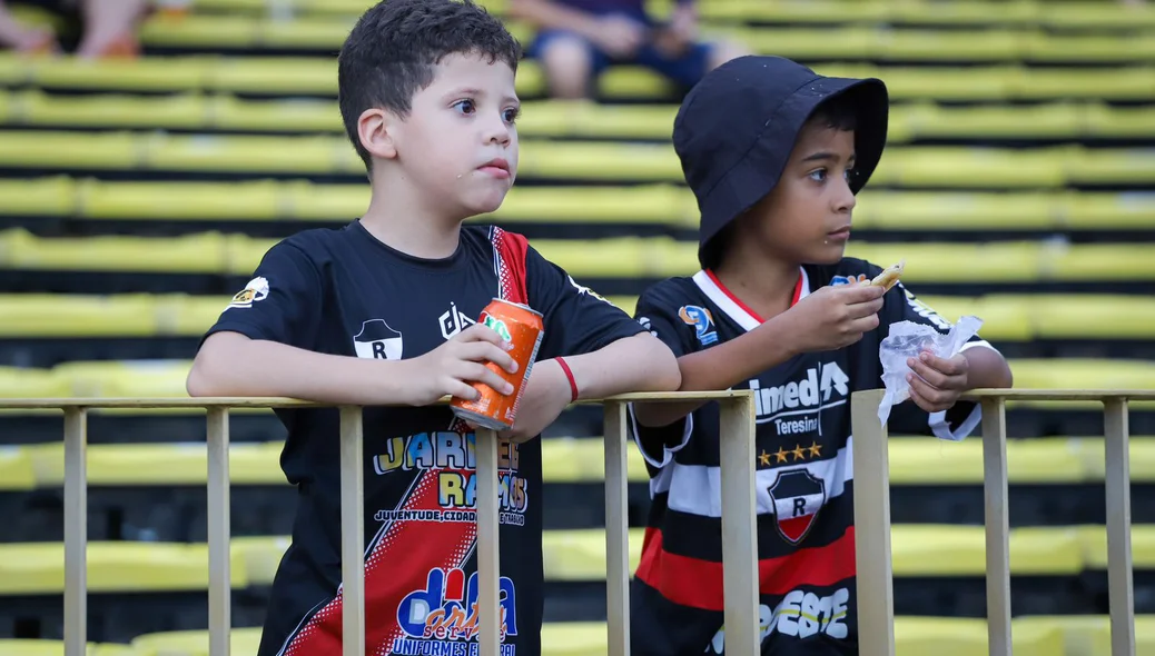 Crianças presentes do duelo entre River e Águia de Marabá