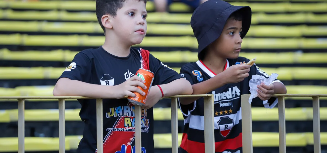 Crianças presentes do duelo entre River e Águia de Marabá