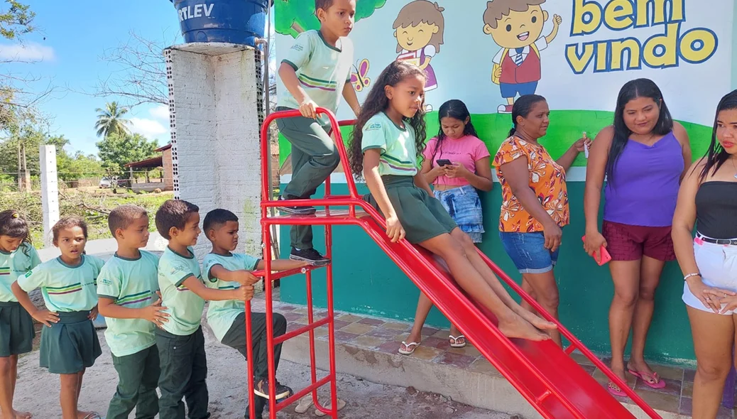 Crianças se divertindo na nova escola