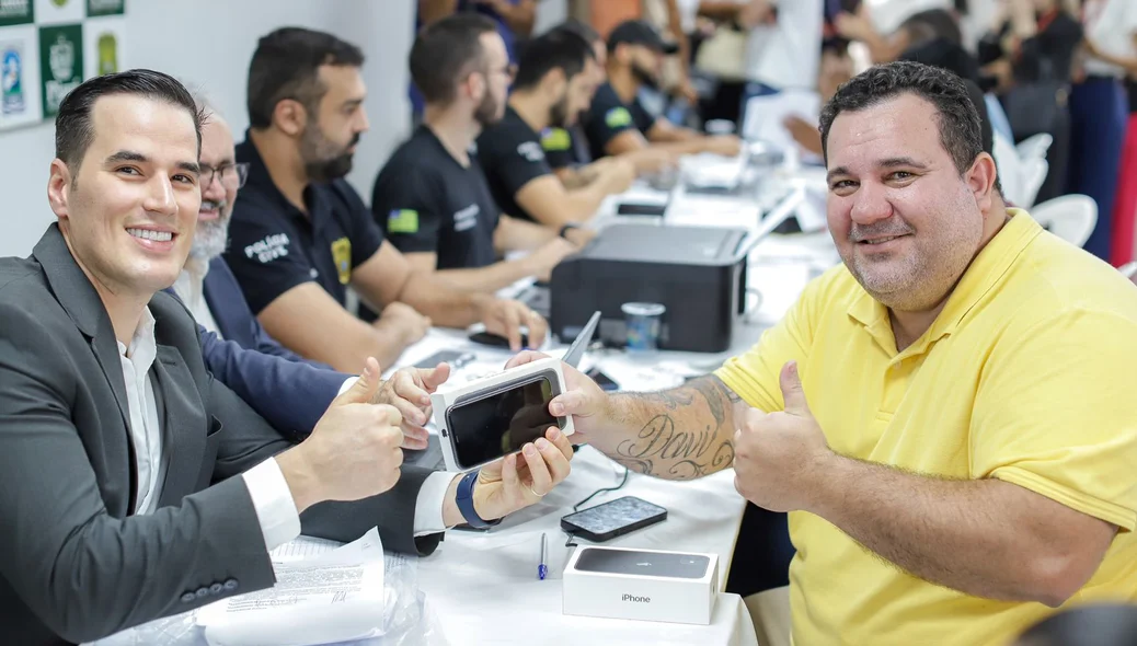 Delegado Matheus Zanatta entregou pessoalmente o celular do Defensor Público Juliano Leonel