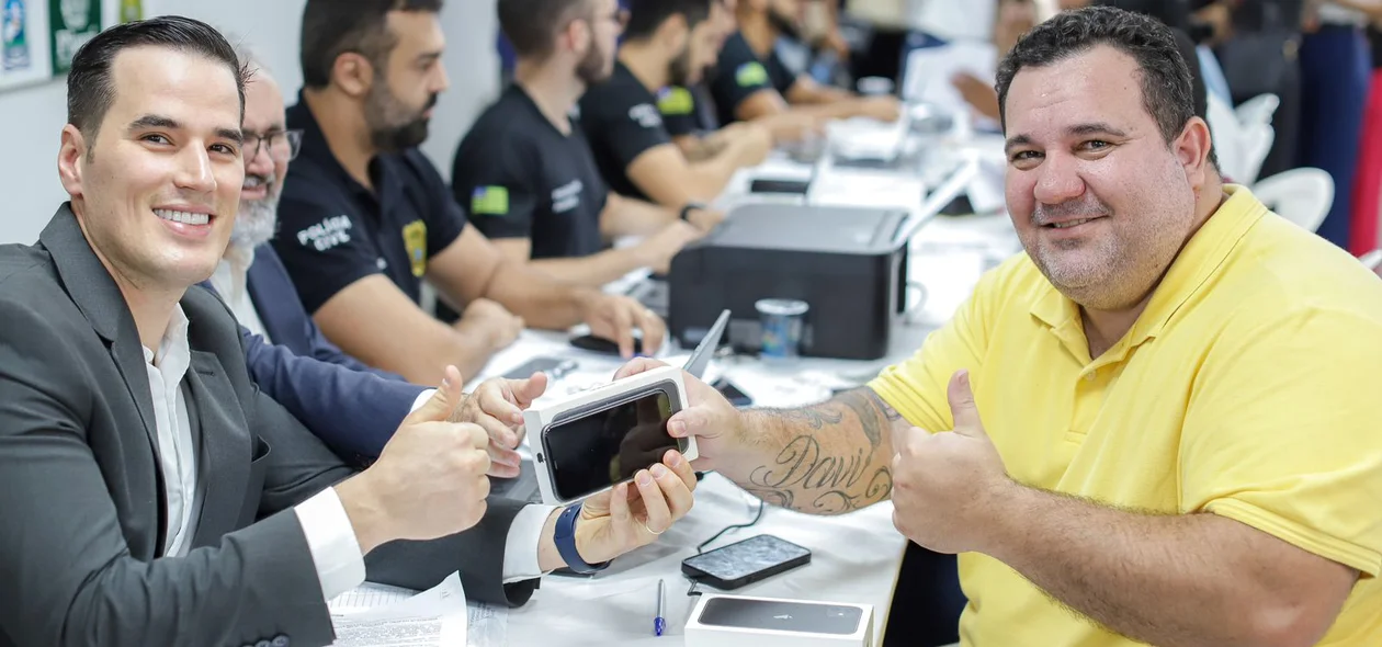 Delegado Matheus Zanatta entregou pessoalmente o celular do Defensor Público Juliano Leonel