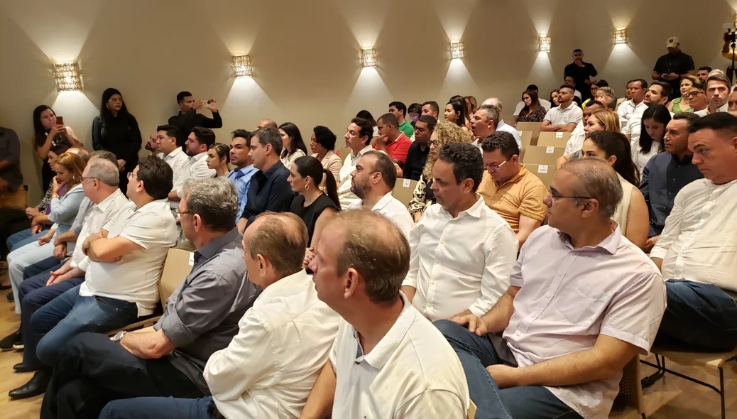Deputados e secretários estiveram presentes no evento