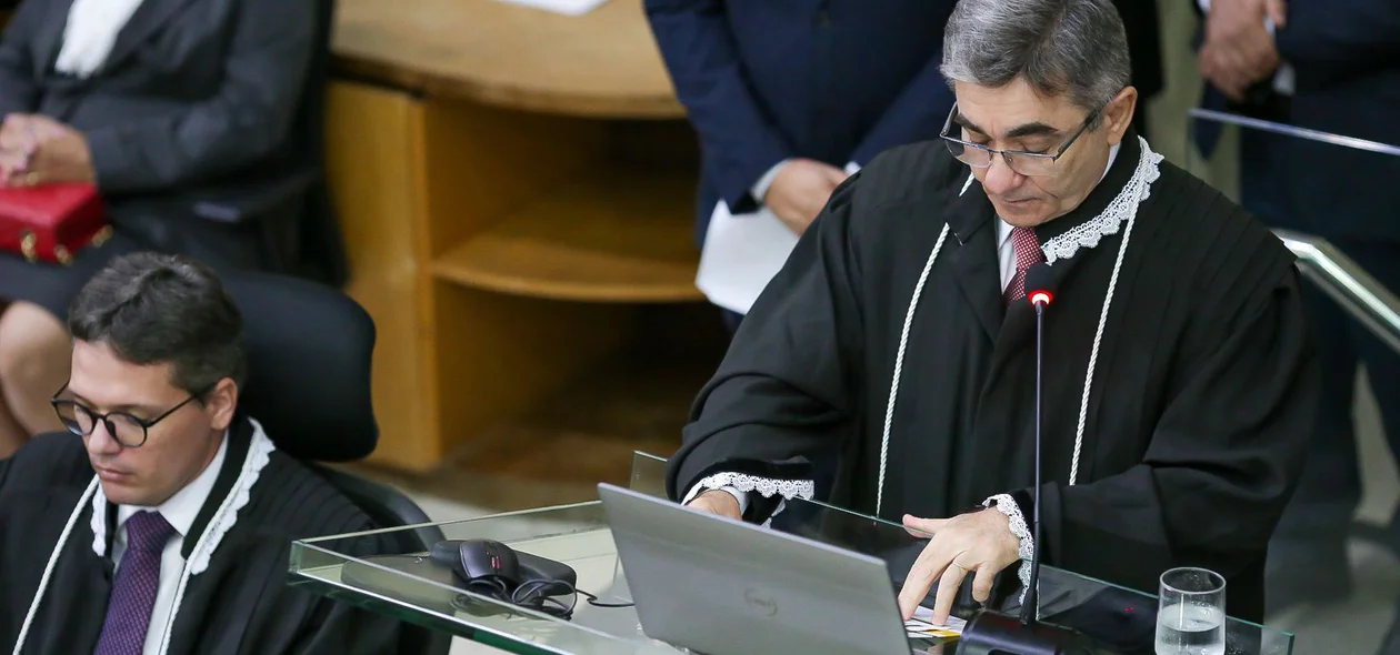 Desembargador Ricardo Eulálio em discurso de posse no TRE-PI
