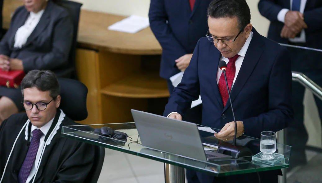 Desembargador Sebastião Martins em discurso de posse no TRE-PI