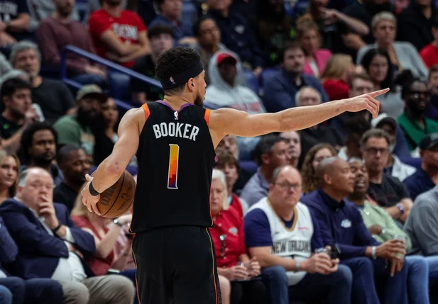 Devin Booker foi o destaque da partida com 52 pontos