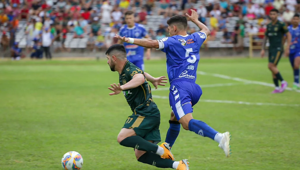 Disputa de bola entre jogadores do Altos e Parnahyba, na final do Piauiense 2024