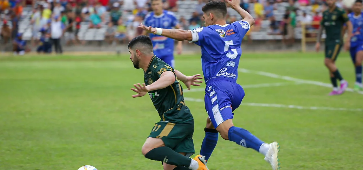 Disputa de bola entre jogadores do Altos e Parnahyba, na final do Piauiense 2024
