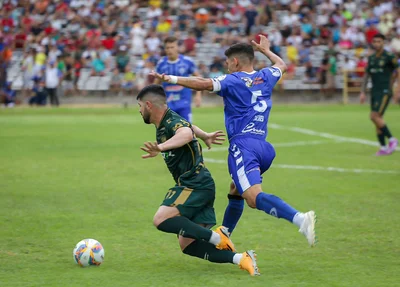 Disputa de bola entre jogadores do Altos e Parnahyba, na final do Piauiense 2024