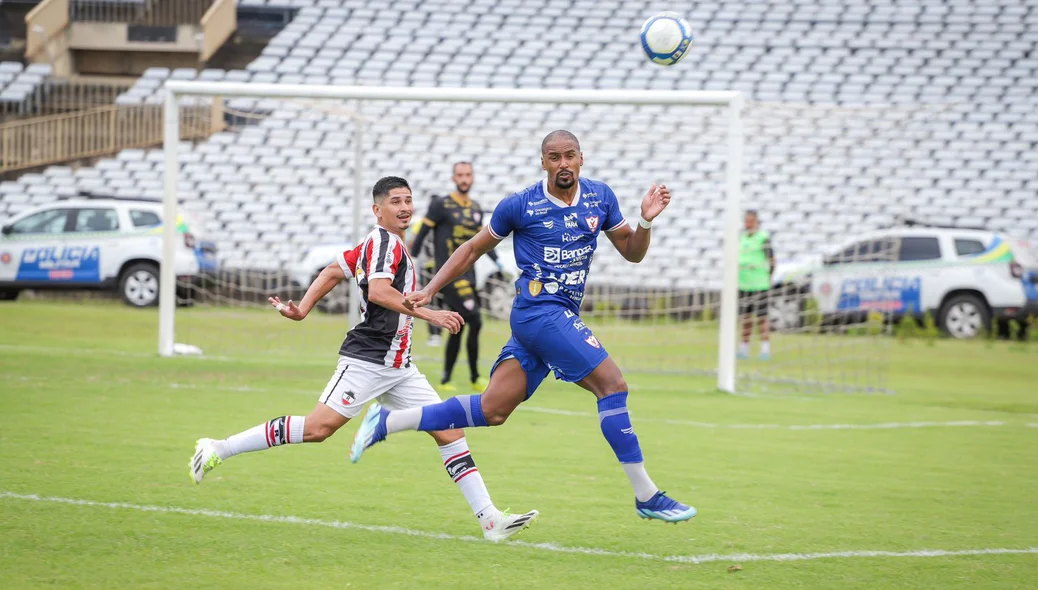 Disputa de bola entre os jogadores do River e Águia de Marabá