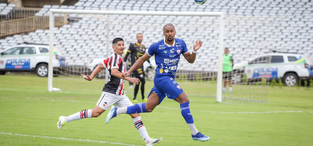 Disputa de bola entre os jogadores do River e Águia de Marabá