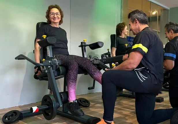 Dona Maria de Fátima Dias melhora sua autonomia na musculação terapêutica