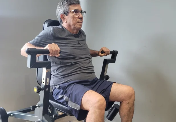 Dr. José Lira fortalece suas articulações na musculação terapêutica