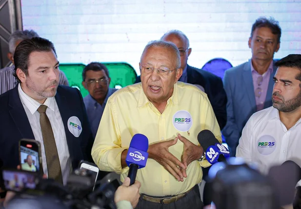 Dr. Pessoa ao lado dos vereadores Bruno Vilarinho e Markim Costa