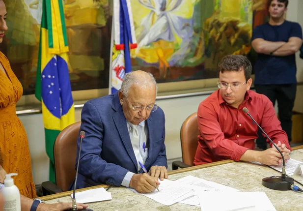 Dr. Pessoa sanciona Lei de reajuste salarial a agentes de endemia