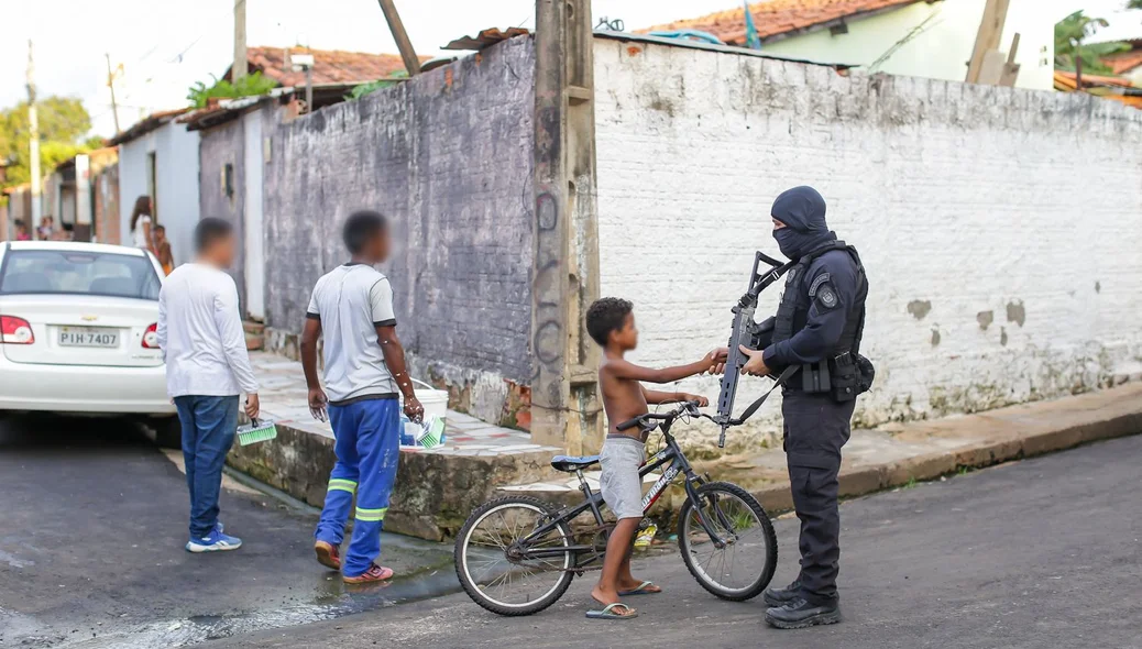 DRACO recebe apoio de populares na Vila Ferroviária em ação de combate às facções criminosas