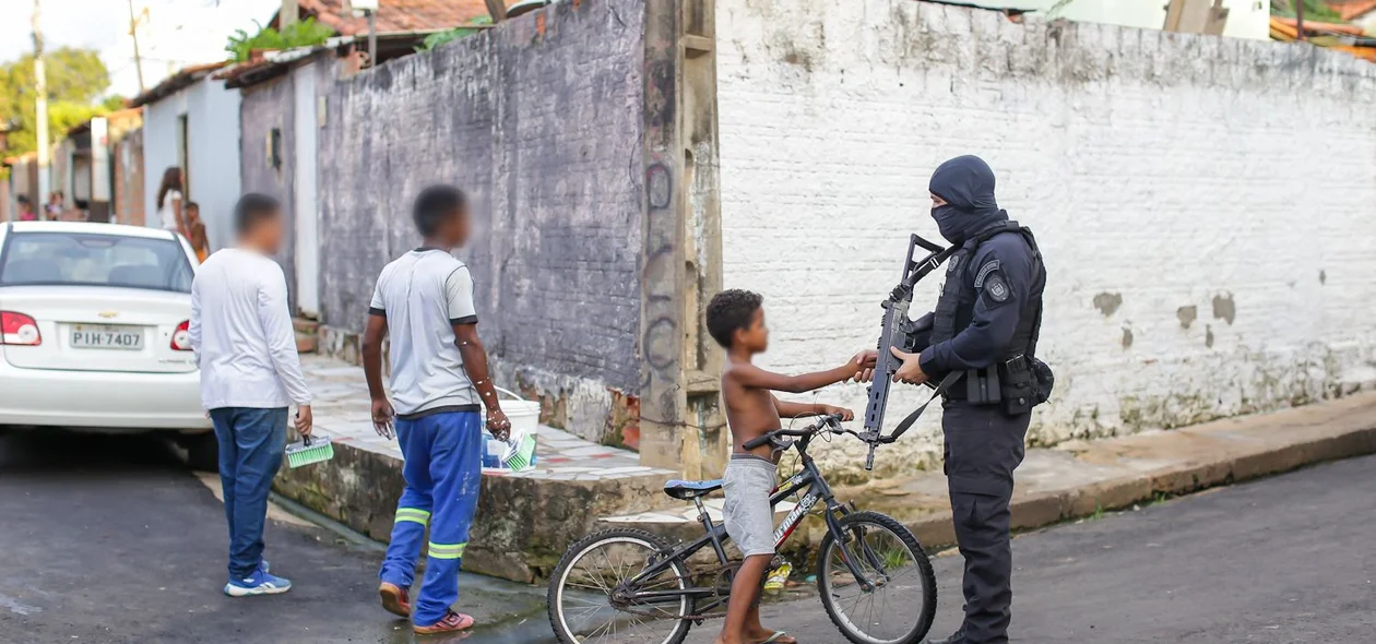 DRACO recebe apoio de populares na Vila Ferroviária em ação de combate às facções criminosas