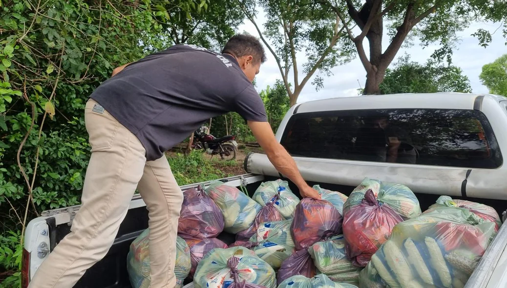 Entrega de cestas básicas na comunidade Ilha do Meio