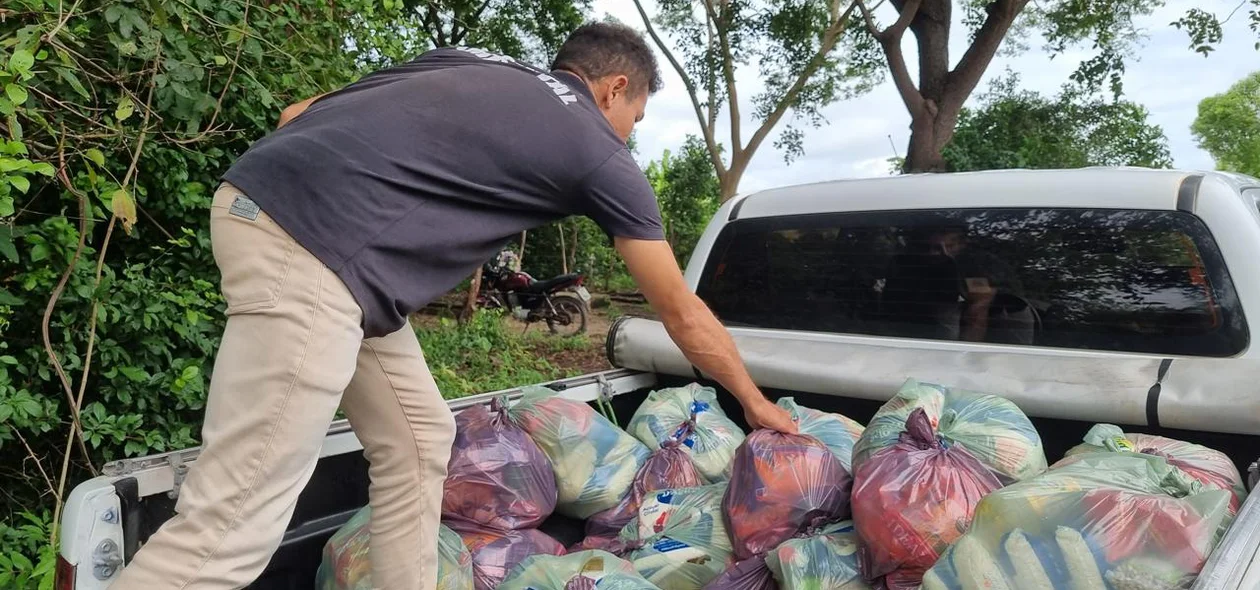 Entrega de cestas básicas na comunidade Ilha do Meio