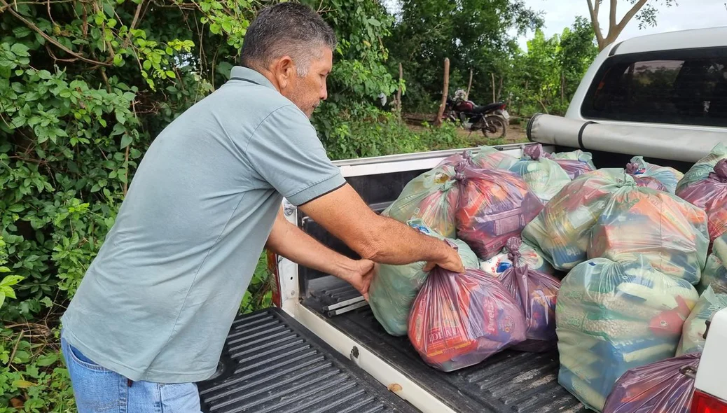 Entrega de cestas básicas na zona rural