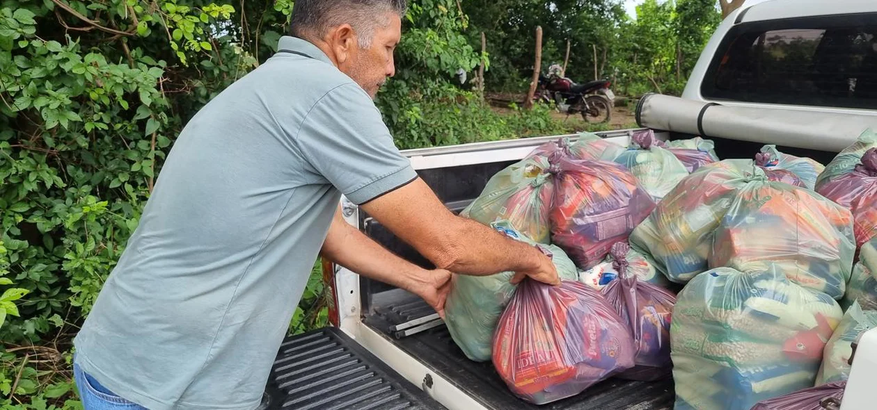 Entrega de cestas básicas na zona rural
