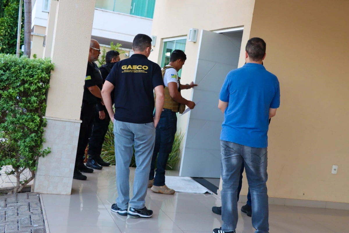 Equipes do Gaeco realizando buscas