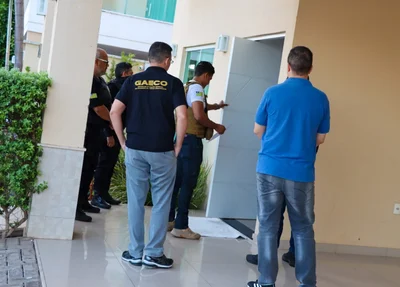 Equipes do Gaeco realizando buscas