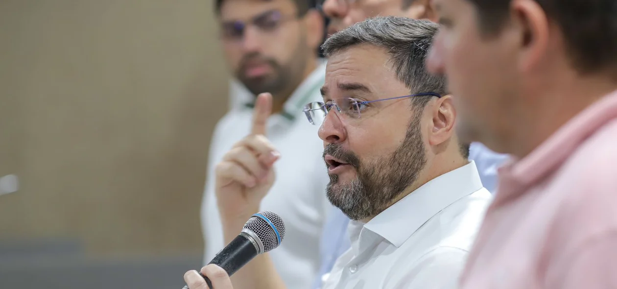 Fábio Novo discursando