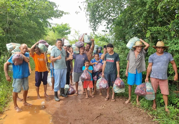 Famílias da comunidade Ilha do Meio