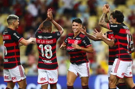 Flamengo vence São Paulo e vira líder do Brasileirão