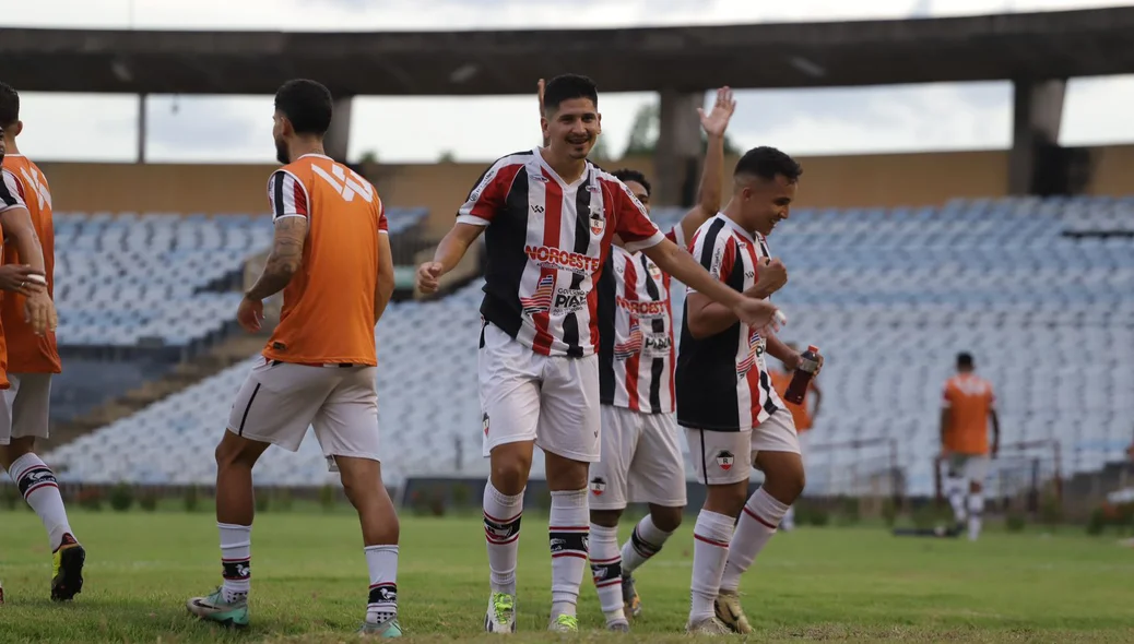 Felipe Pará marca e comemora