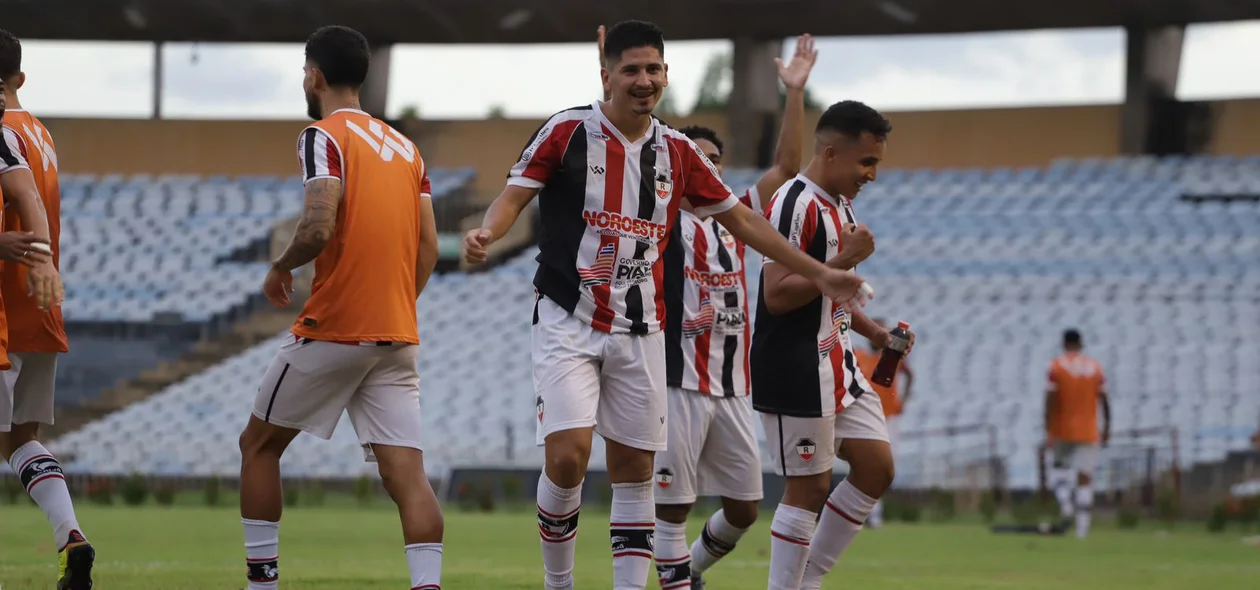Felipe Pará marca e comemora