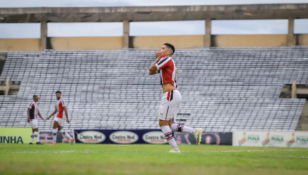 Felipe Pará marca para o River e beija emblema do clube