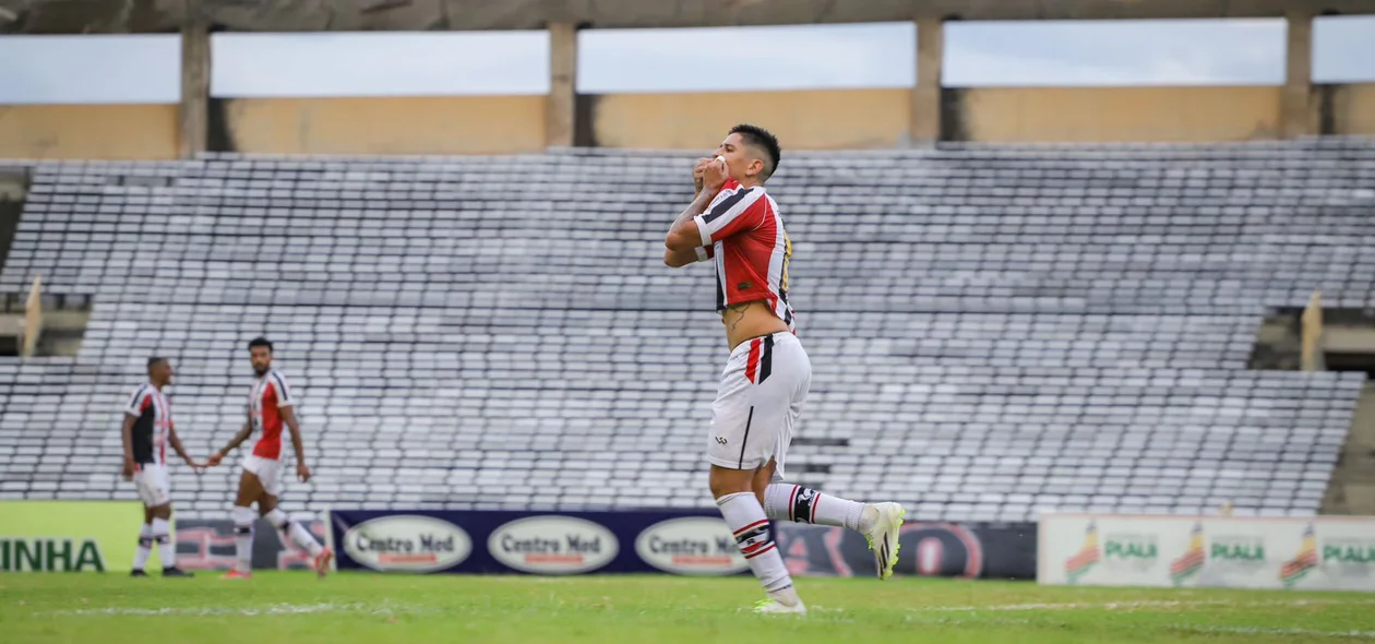 Felipe Pará marca para o River e beija emblema do clube