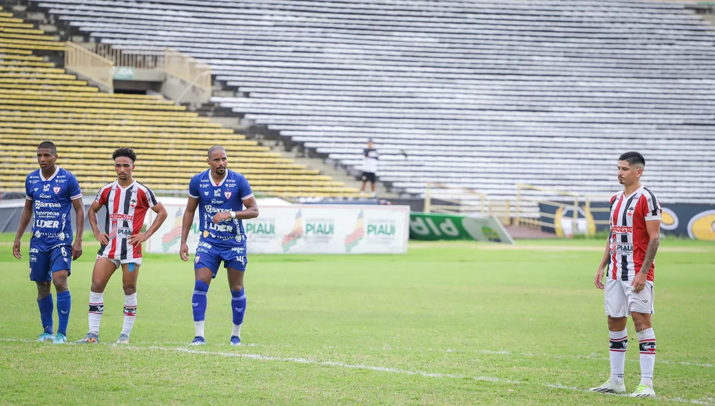 Felipe Pará se prepara para bater pênalti para o River