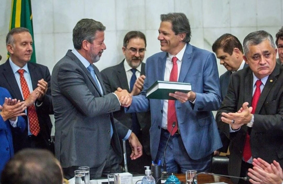 Fernando Haddad entrega o texto com a primeira regulamentação da reforma tributária