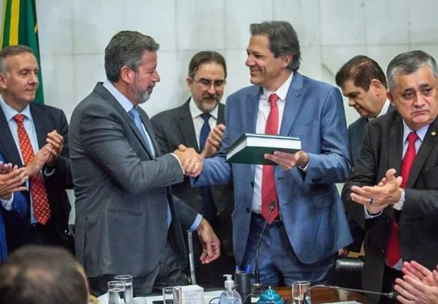 Fernando Haddad entrega o texto com a primeira regulamentação da reforma tributária